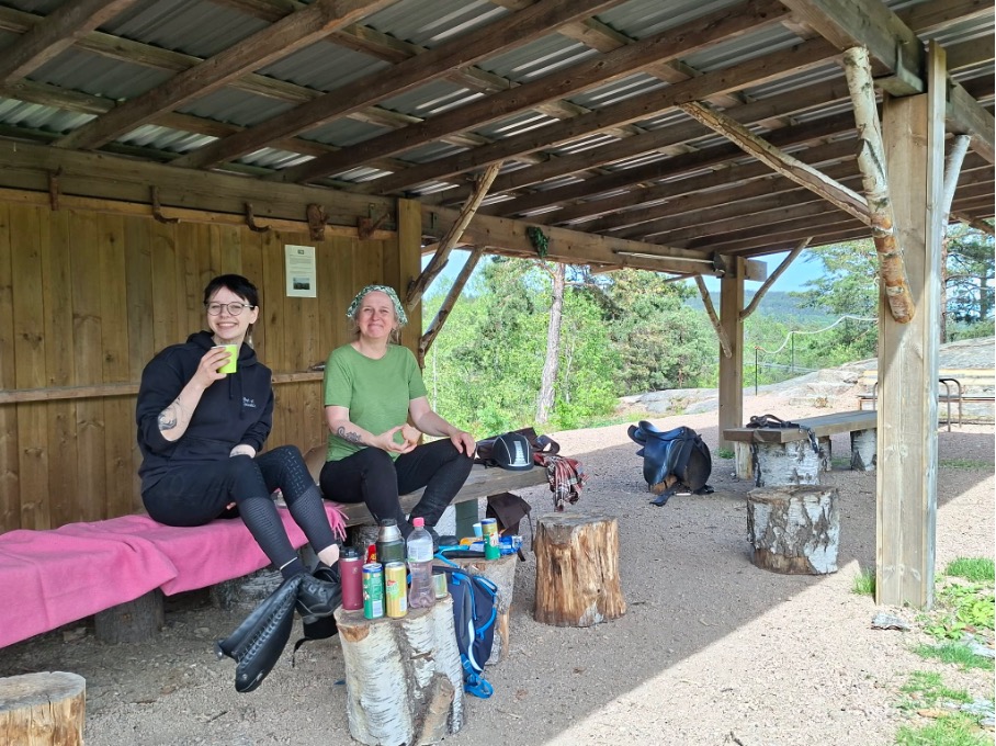 Pause under takoverbygget på stølen med kaffe og matpakke